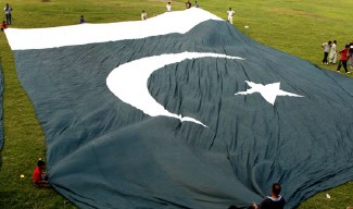 Giant Pakistan Flag-Story at Lahore Metroblog
